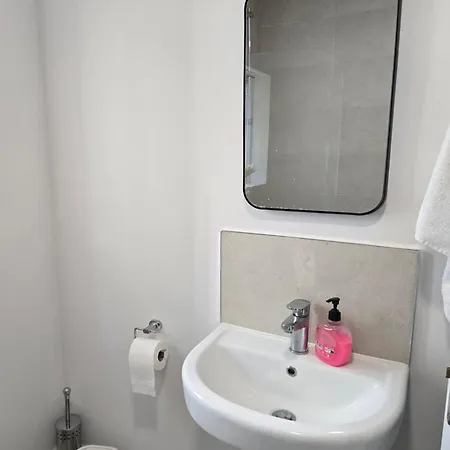 In Lovely Shared House Away From Shared Bathroom Alloggio in famiglia