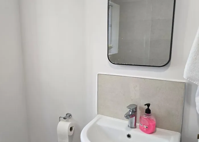 In Lovely Shared House Away From Shared Bathroom Homestay